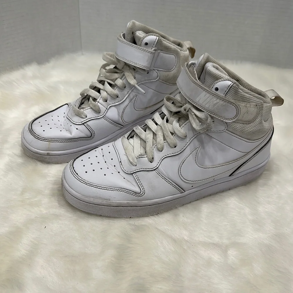 Nike 🏀 Court Borough Mid 2, Kids Size 7Y (fits woman’s 8.5)
